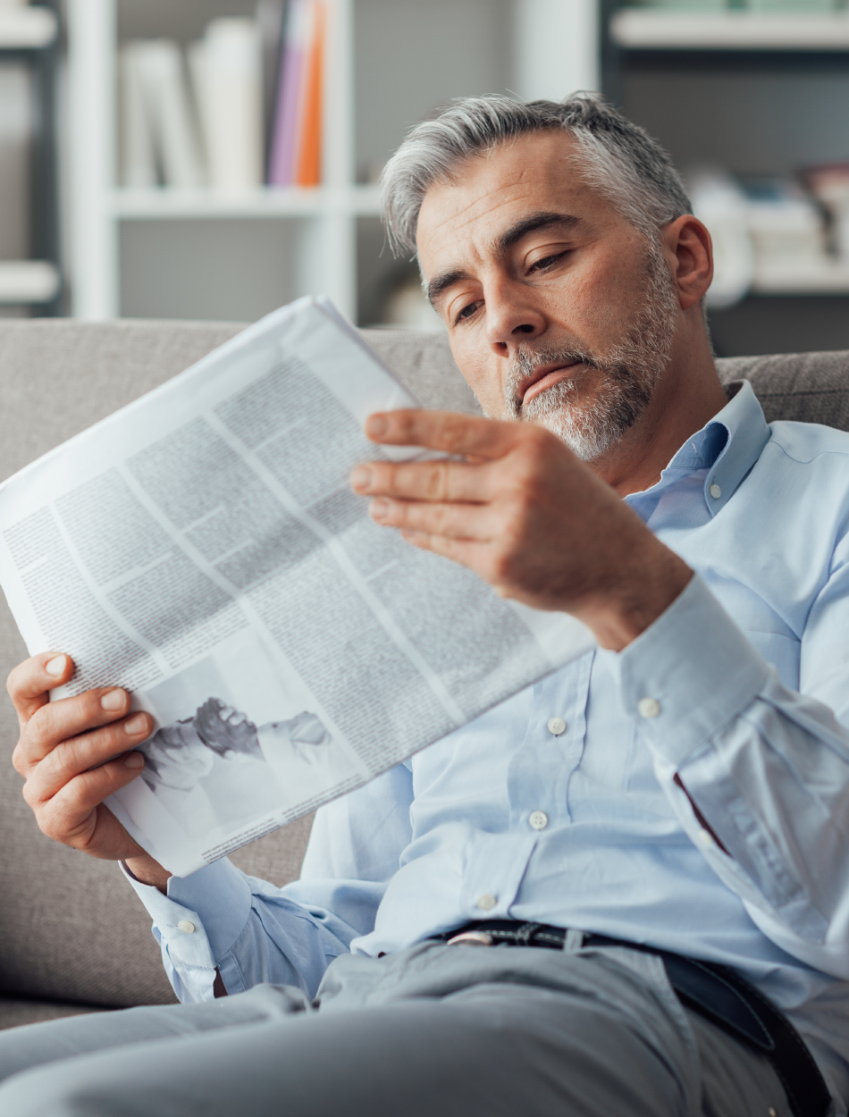 Hombre Leyendo periódico